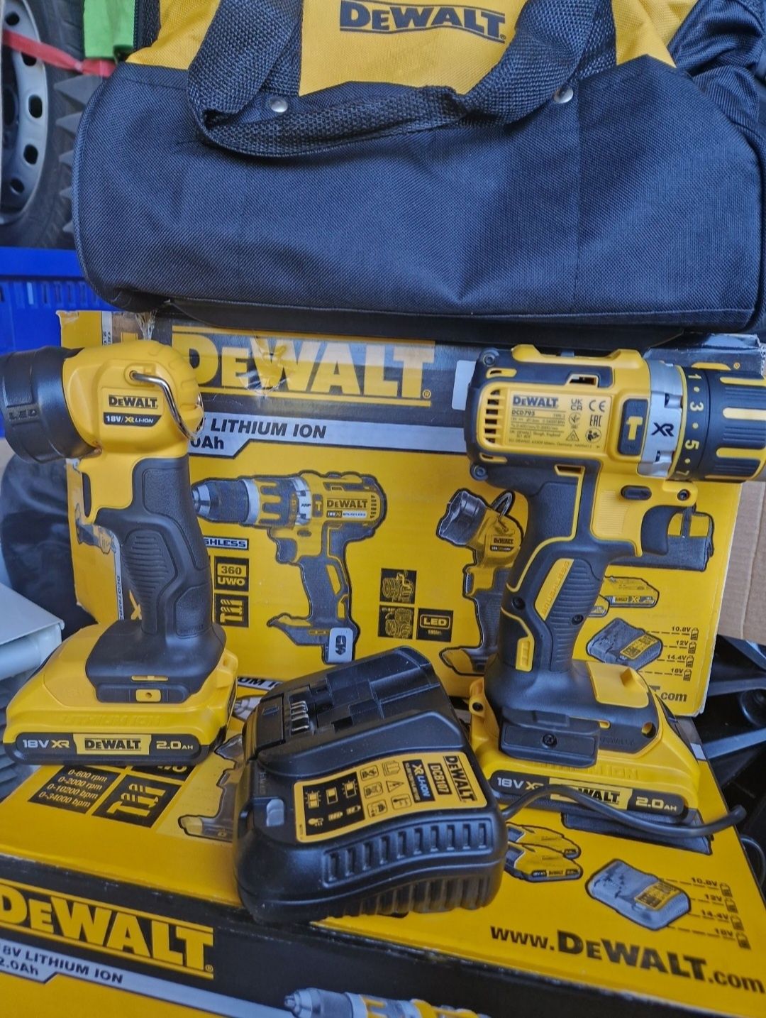 Zestaw Dewalt wraz z latarka,torba bateriami