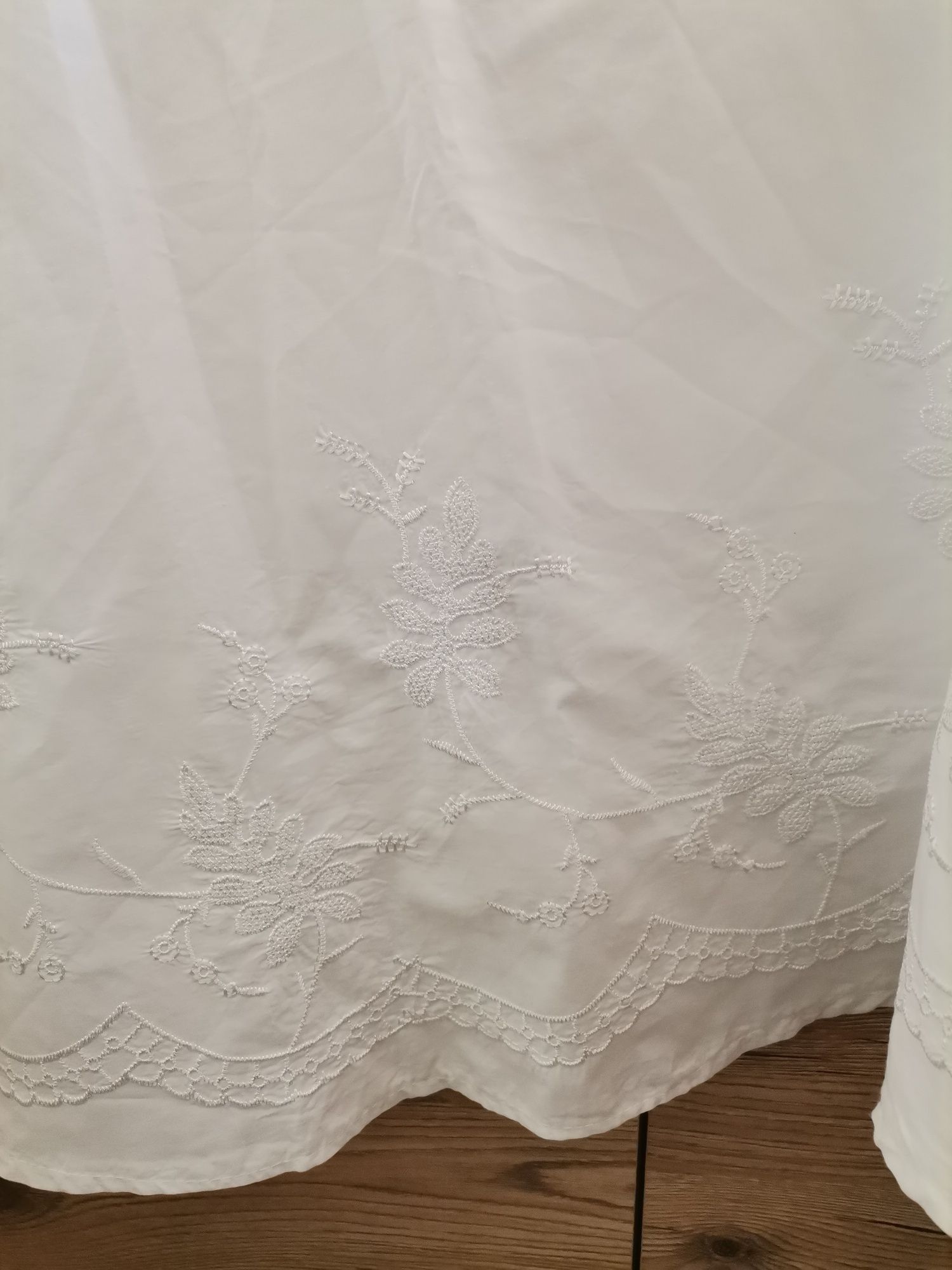 Biała spódnica z ozdobnym haftem