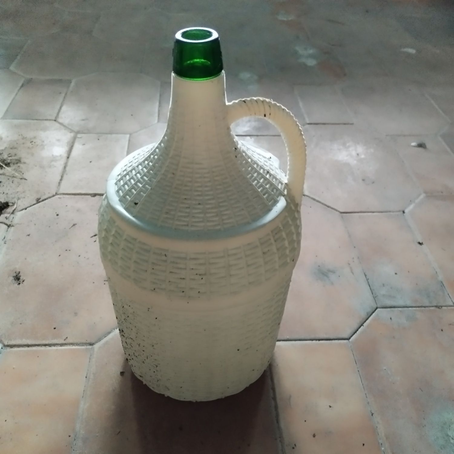 Garrafão de vinho usado
