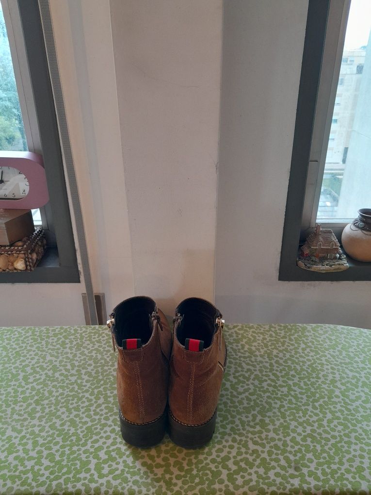 Vendo Botas de Senhora muito bonitas como novas