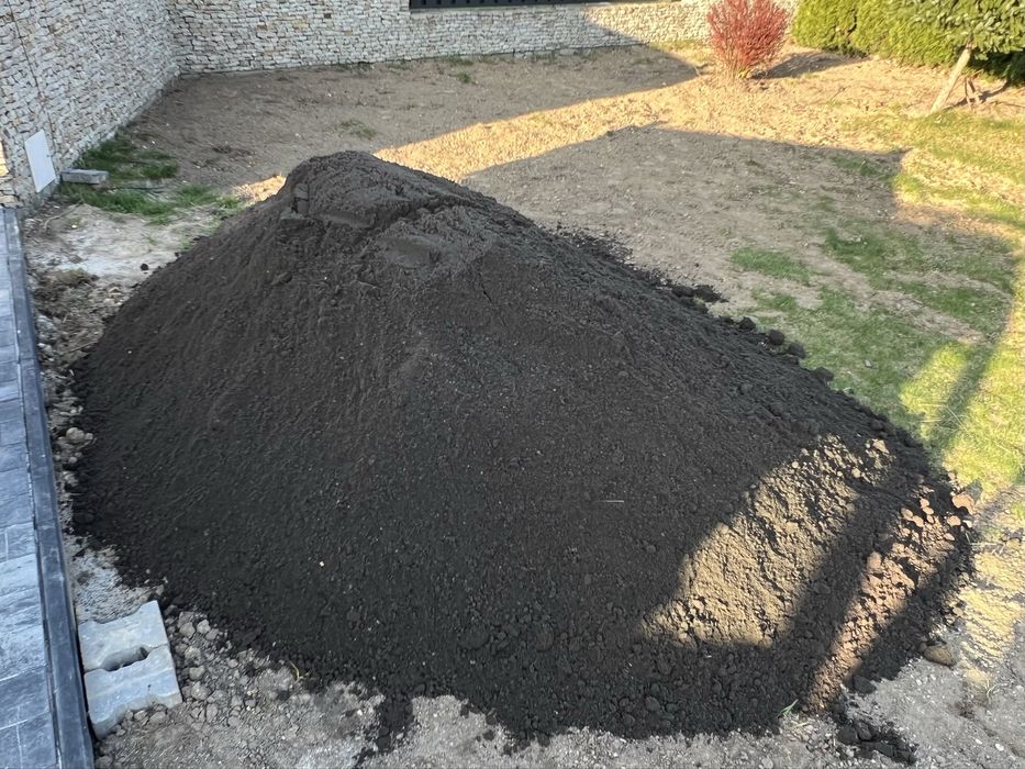 Humus/czarnoziem/przesiana ziemia ogrodowa/warzywniak/ogród/trawnik