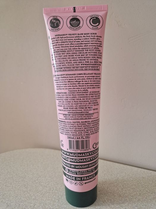 Velvety glow body scrub. 180ml.