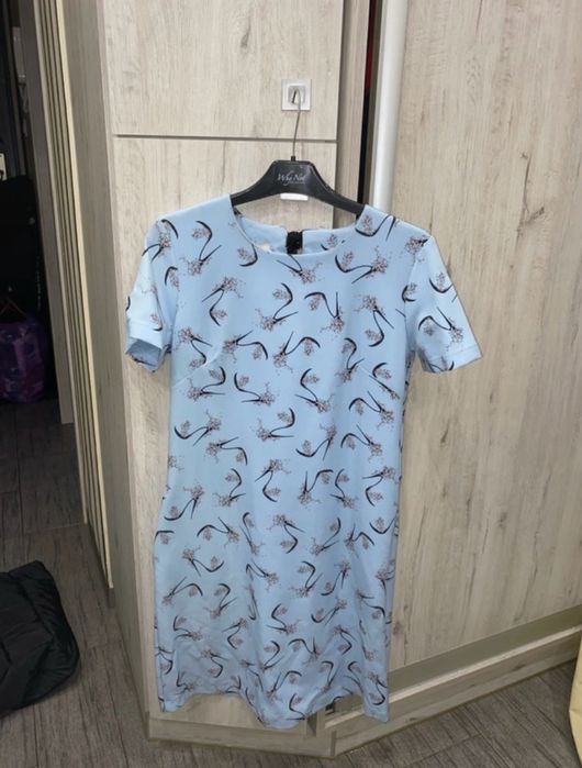 Niebieska sukienka we wzorek