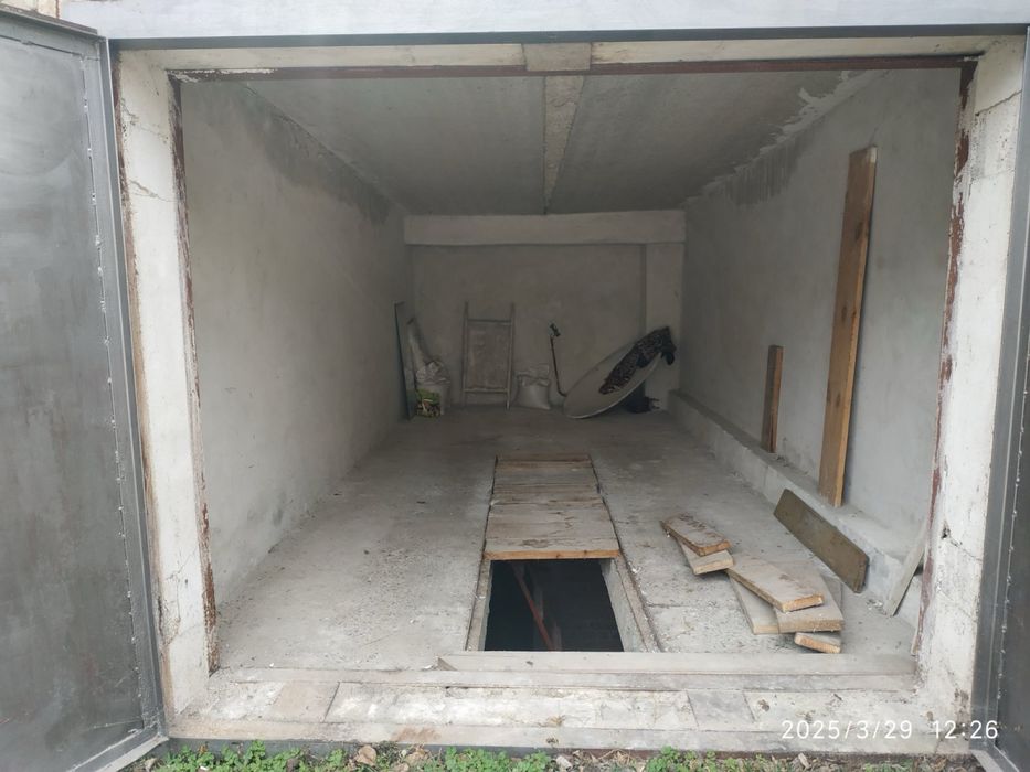 Сухий цегляний гараж у кооперативі №12 вул. Воробкевича 4а