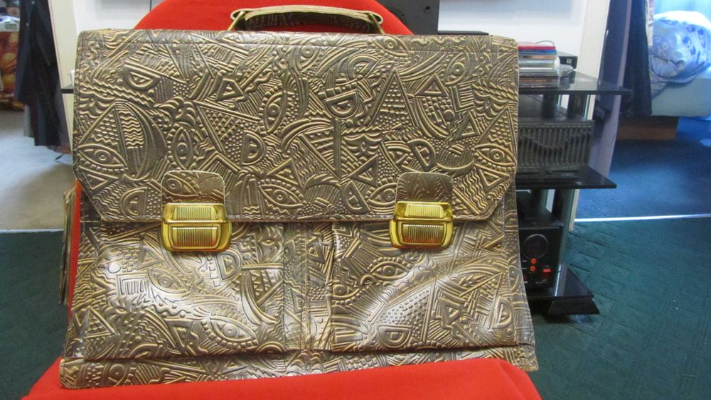 Портфель,толстая,тисненная кожа.