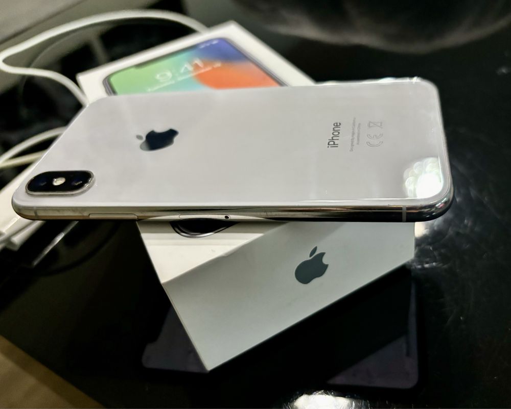 Telefon iPhone X / 64GB biały+ dodatki