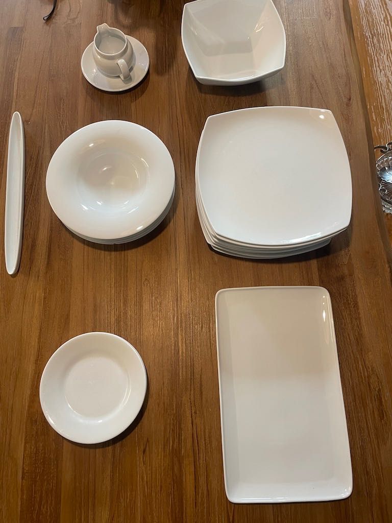 Serviço de jantar (Vários - Porcelana branca) / Dinner Set (Various)