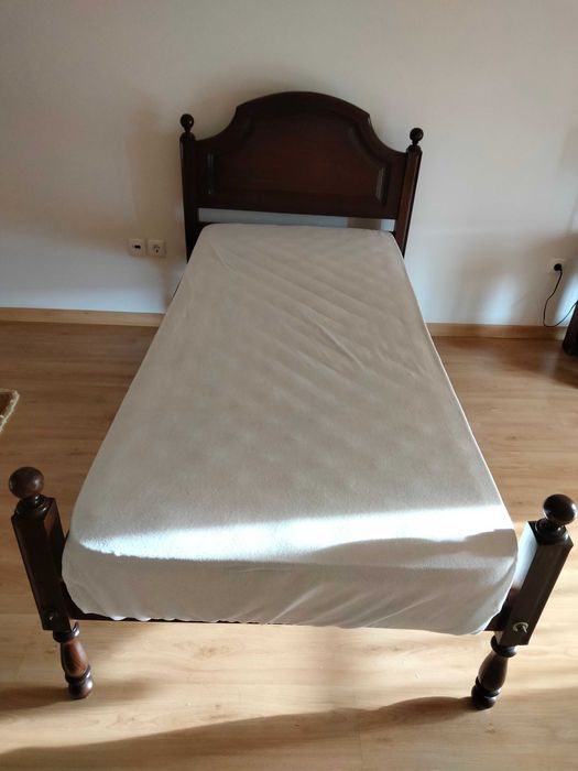 Vendo cama de solteiro  com colchão