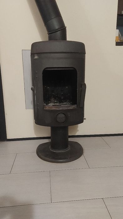 Piec żeliwny piec kominkowy koza invicta kominek z szybą na nodze