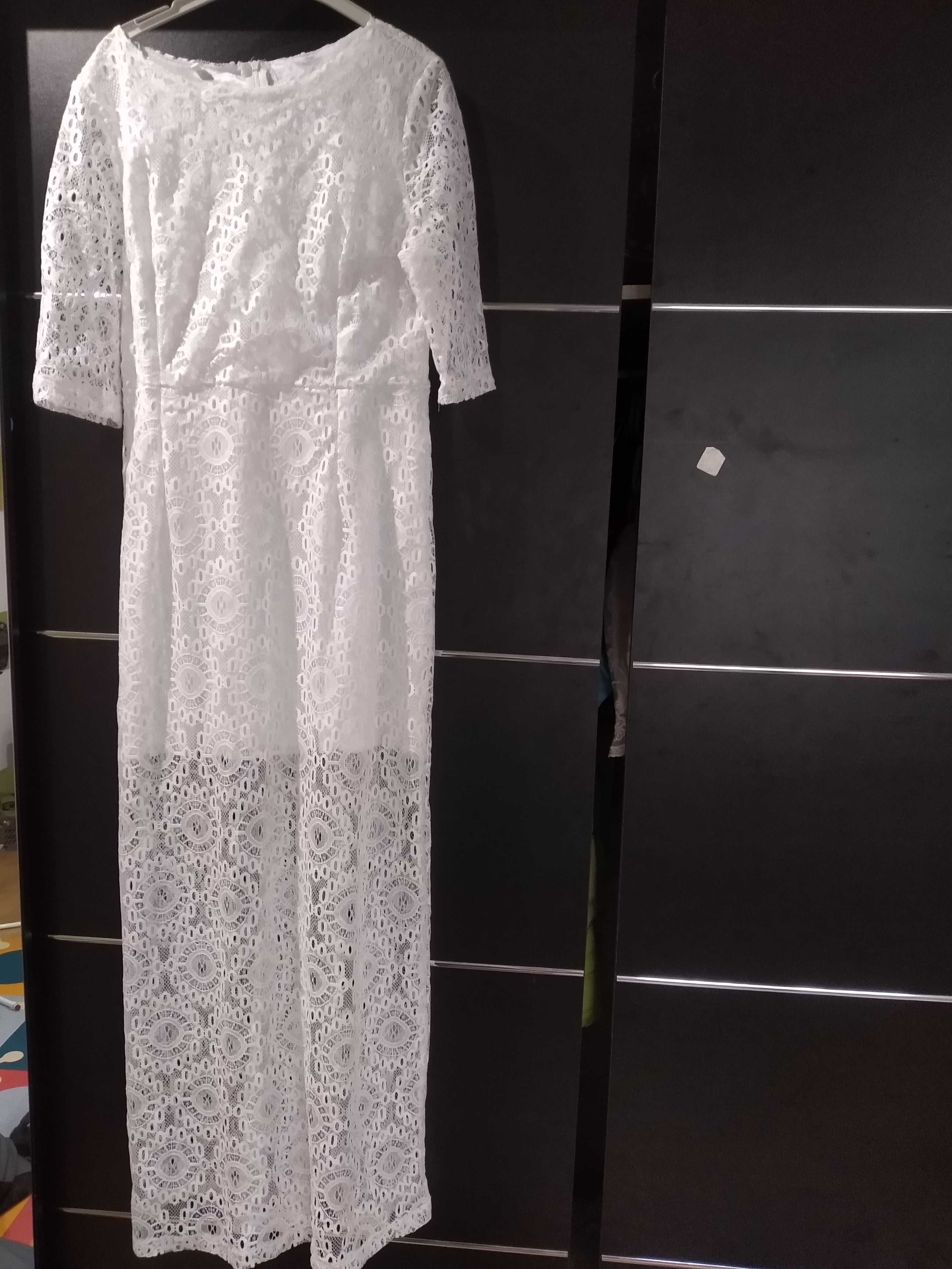 Długa biała koronkowa sukienka