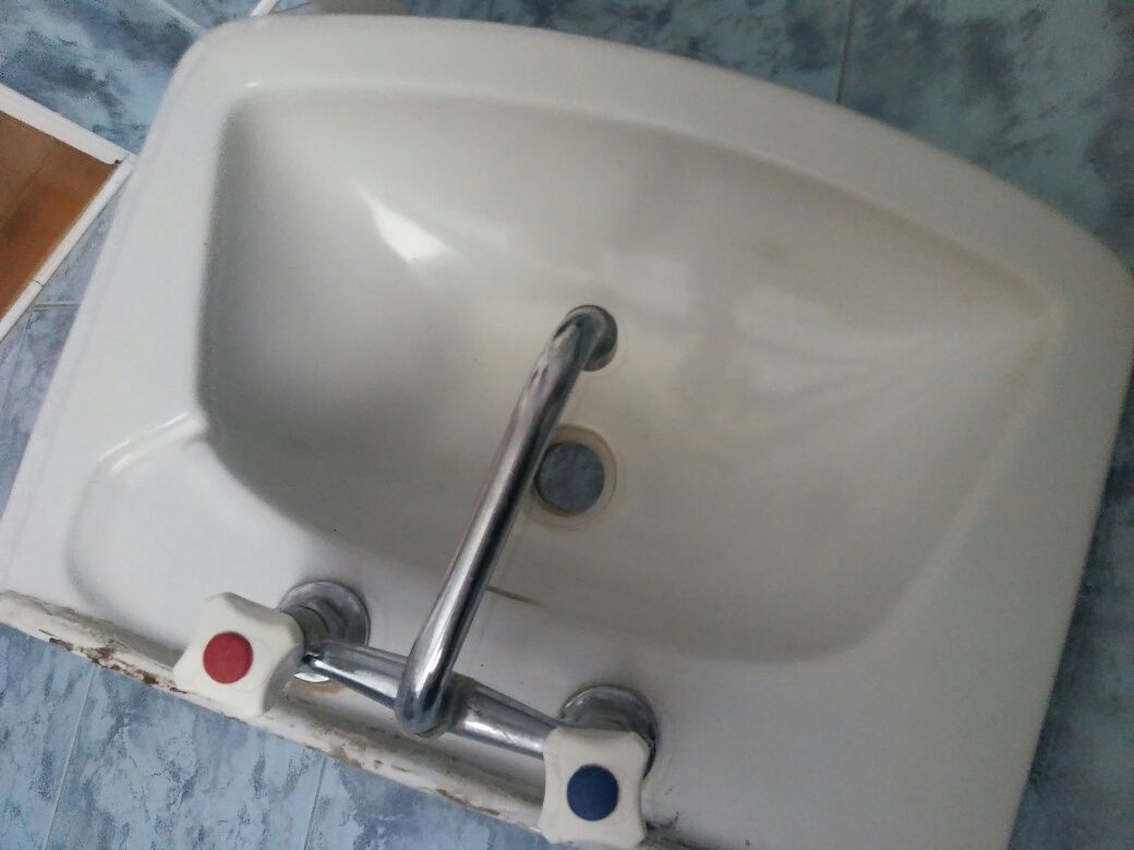 Umywalka z baterią