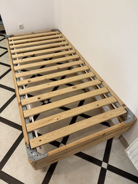 Деревʼяне ліжко з матрацом / ламель диван