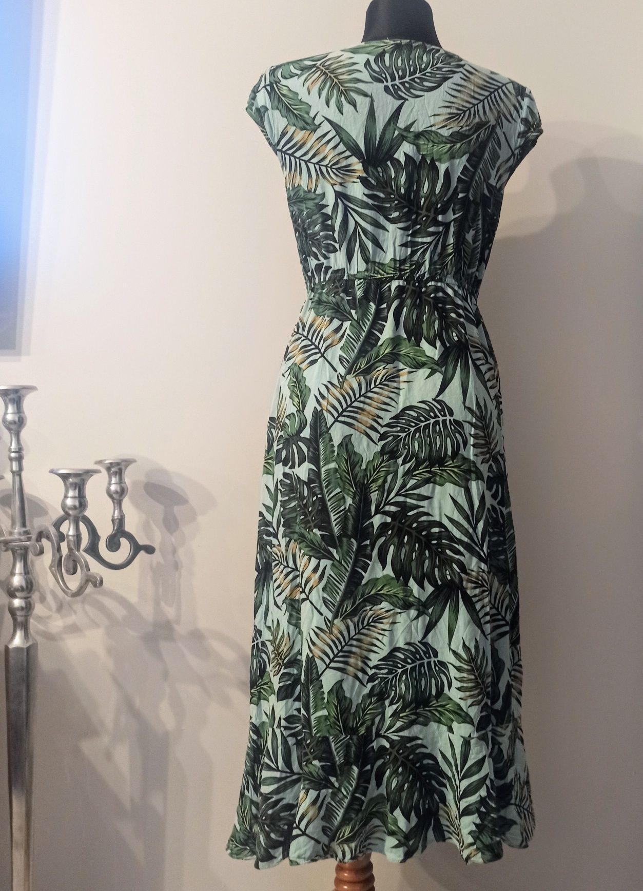Kopertowa sukienka Hause z falbaną motyw liści