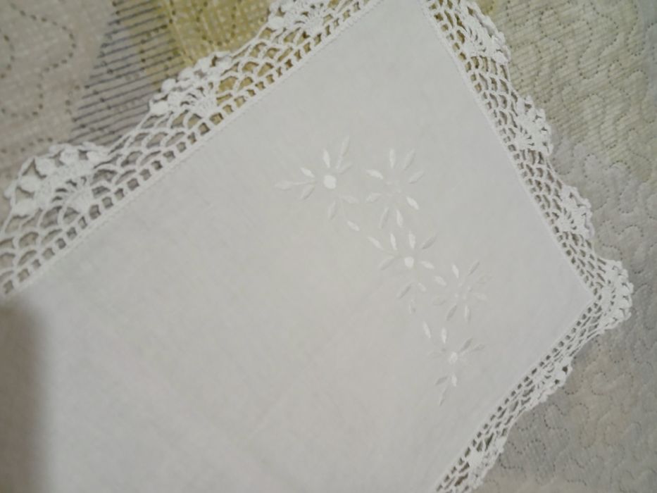 Naperon de linho bordado à mão com renda