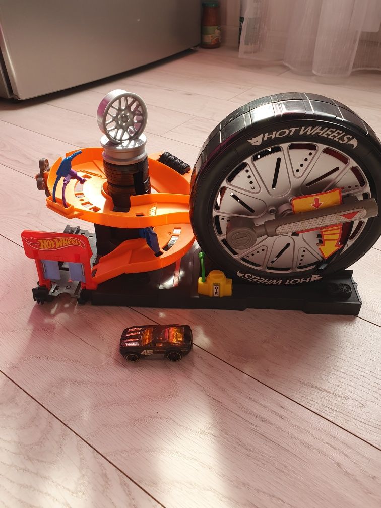 Трек  Шиномонтажна майстерня Hot Wheels