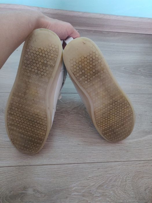 Високі кросівки для хлопчика або дівчинки.