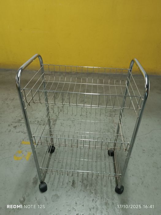 Carrinho de arrumação cromado com rodas