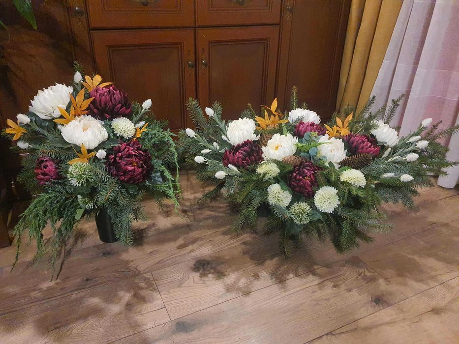 Wiązanki na pomniki rózne rodzaje na świerku. Zestaw