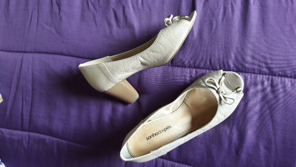 Sapatos beije em pele
