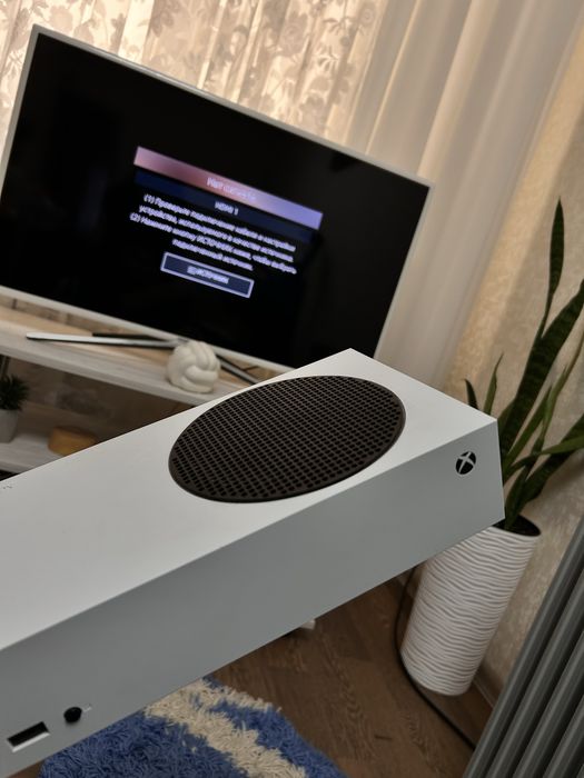 Продам Xbox series s з 2 джойстиками та зарядною станцією