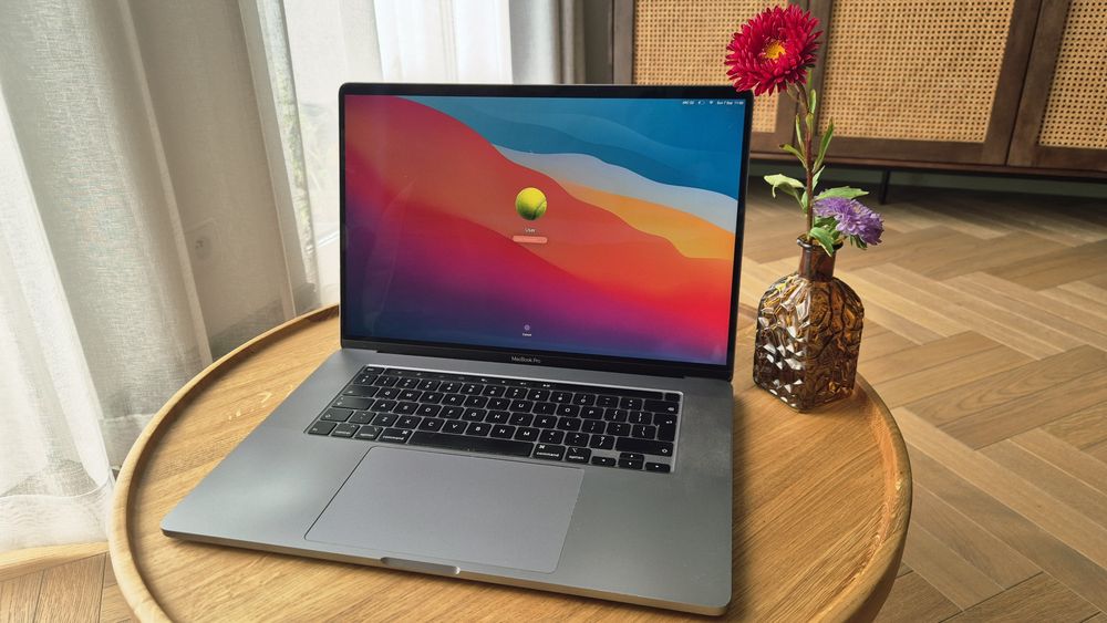 MacBook Pro 16" (2019) – Intel Core i7 / 16 GB RAM / 500 GB SSD

Na sp