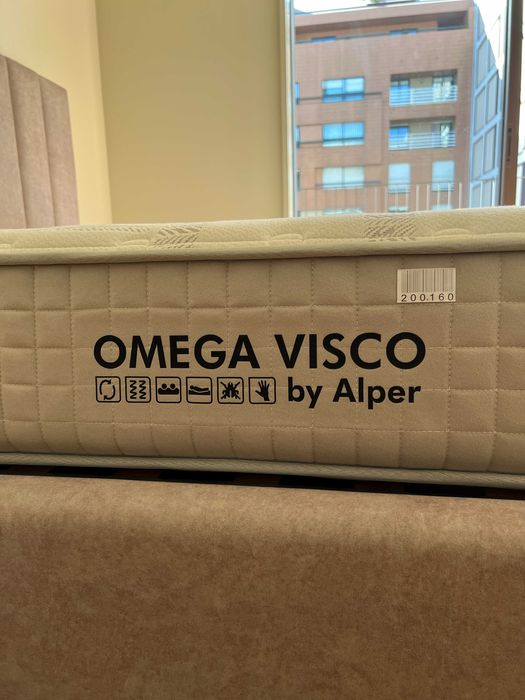 Estamos a vender uma mesa de jantar e uma cama com colchão!