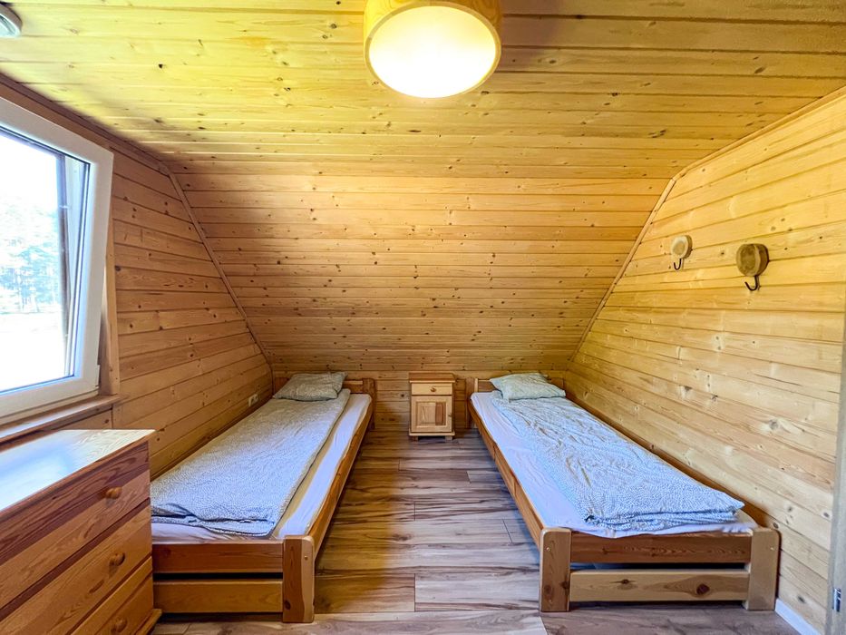 Domek drewniany całoroczny nad jeziorem z jacuzzi i WiFi