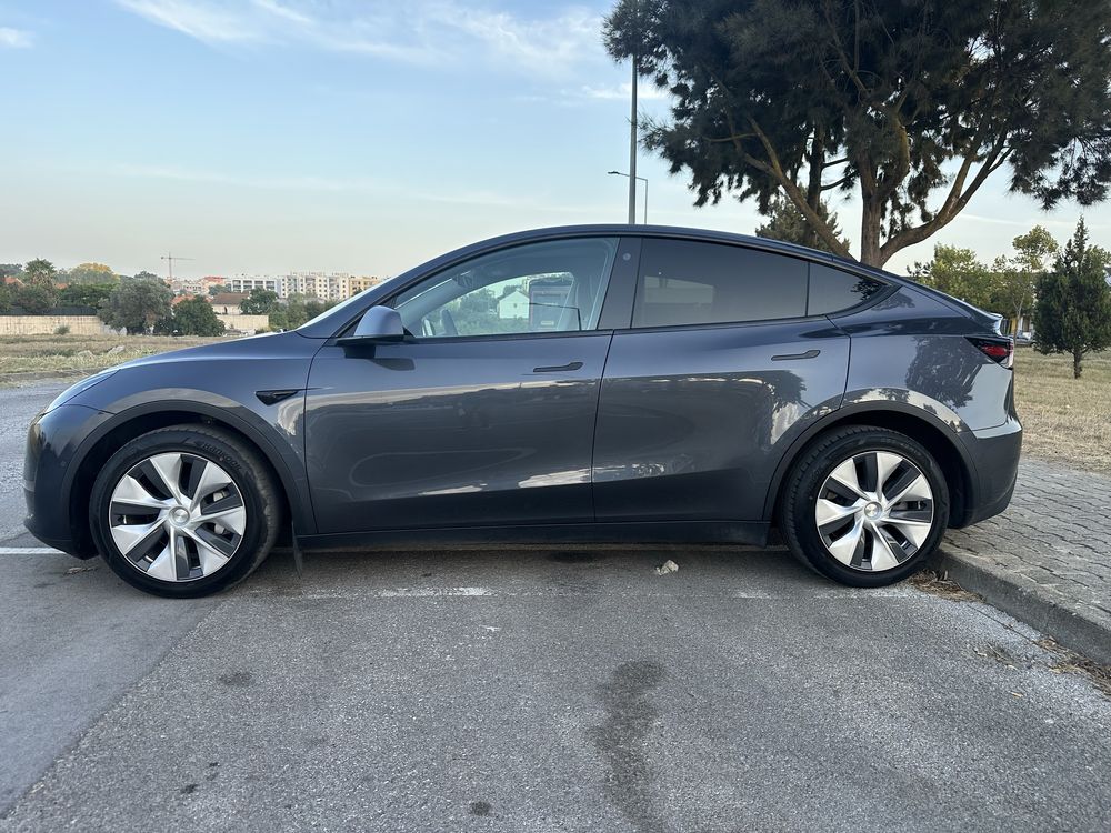 TESLA MODEL Y LONG RANGE DUAL MOTOR AWD( 45 mil kms )