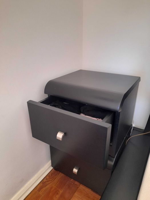 Conjunto cama de casal preta em madeira e 2 mesas de cabeceira