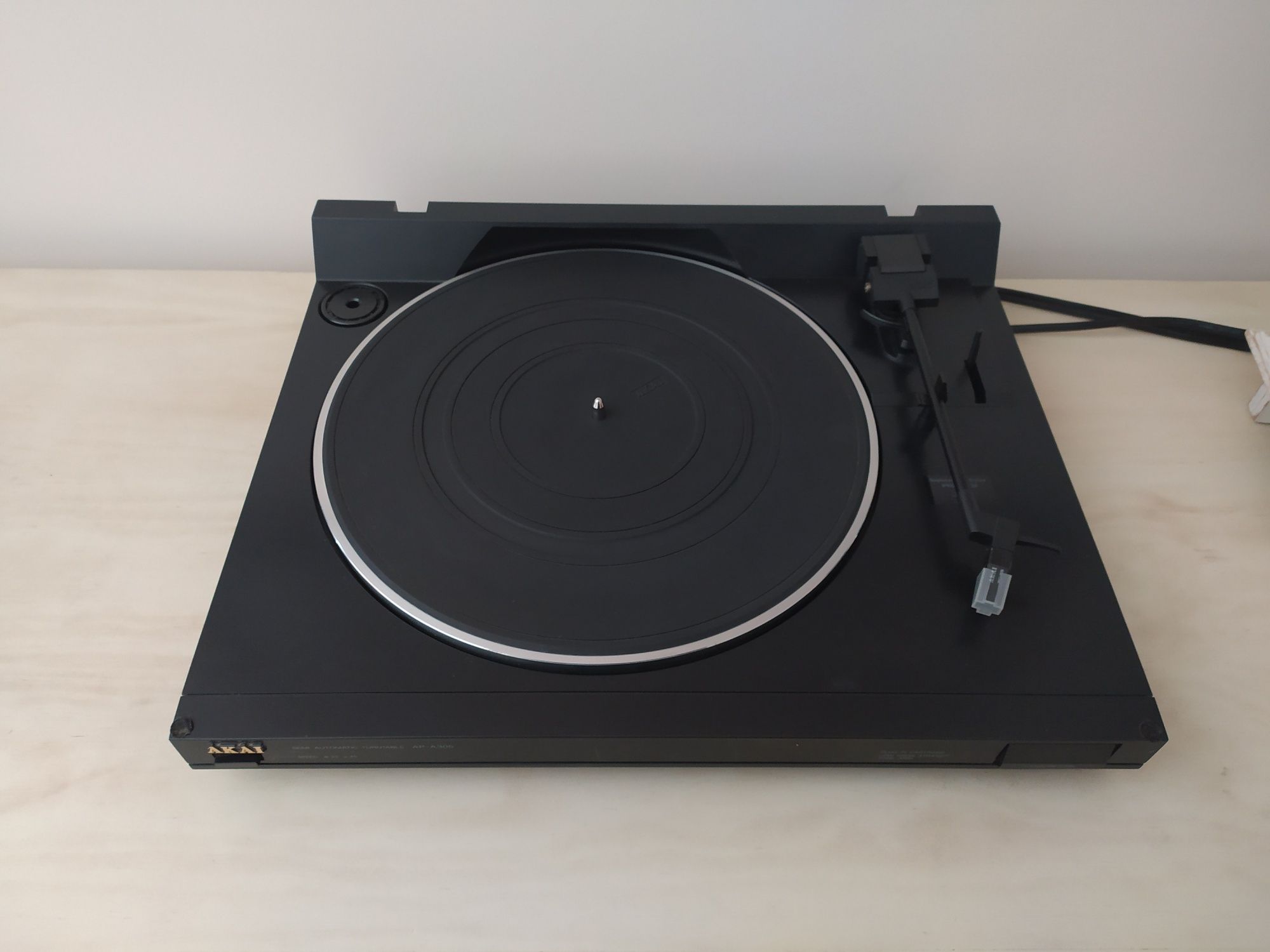 Akai gira discos AP A305, motor não gira, p/ peças bom estado.