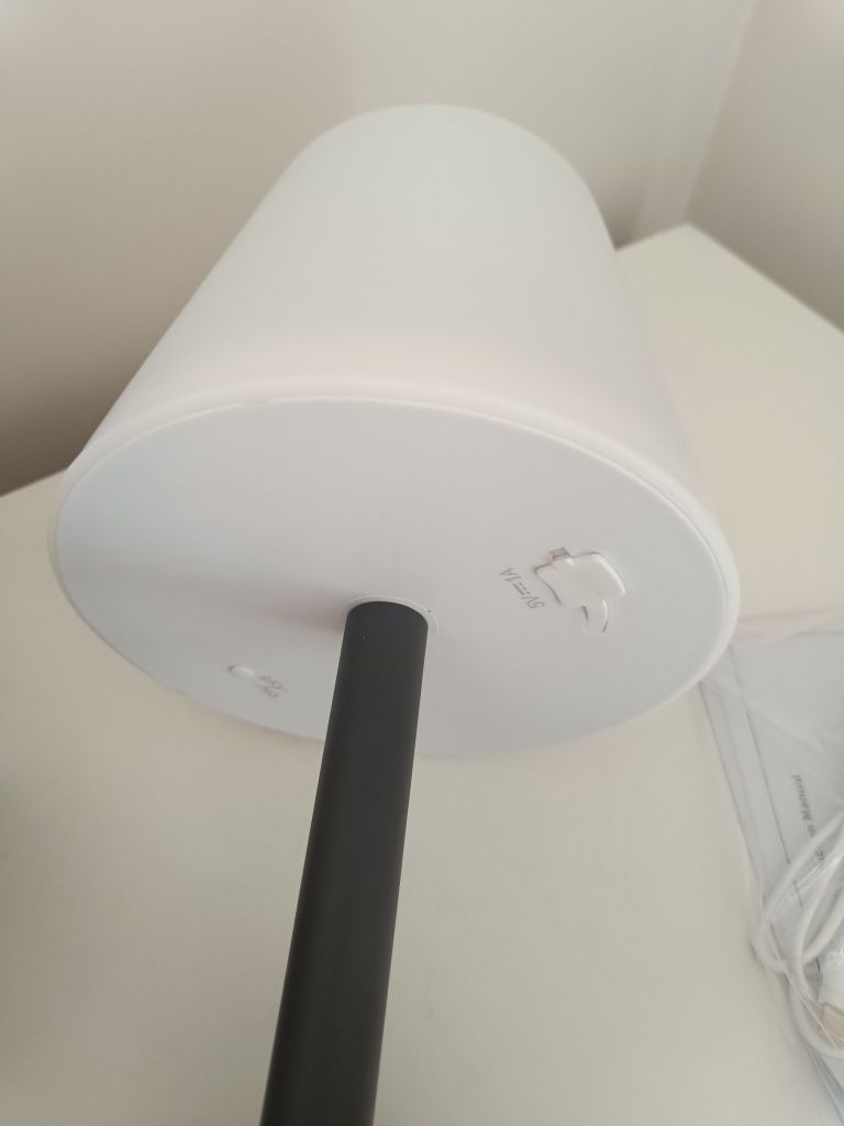 Lampka LED stołowa