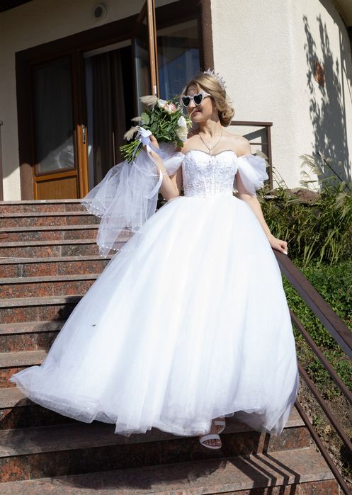 Весільна сукня зі зйомними рукавами