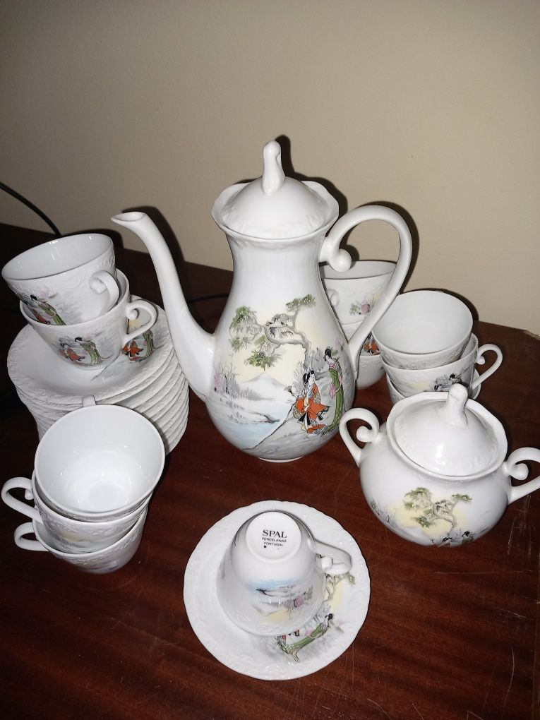 Vários conjuntos de chá e café antigos