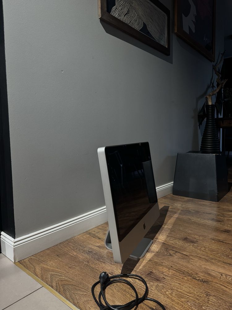 dwa komputery mac imac monitory stacjonane os ios apple ispot silver