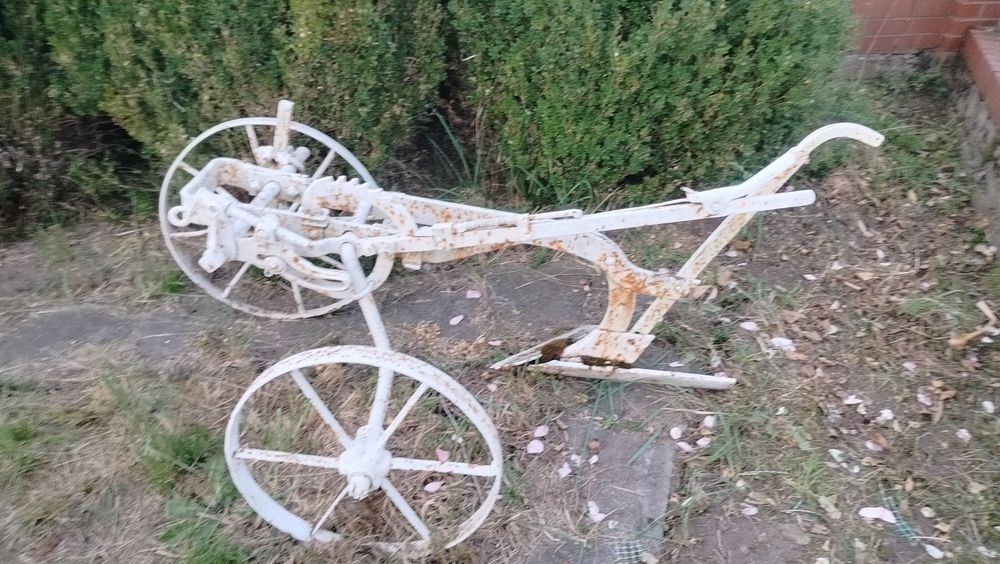 Dekoracja ogrodu stary pług rolniczy.