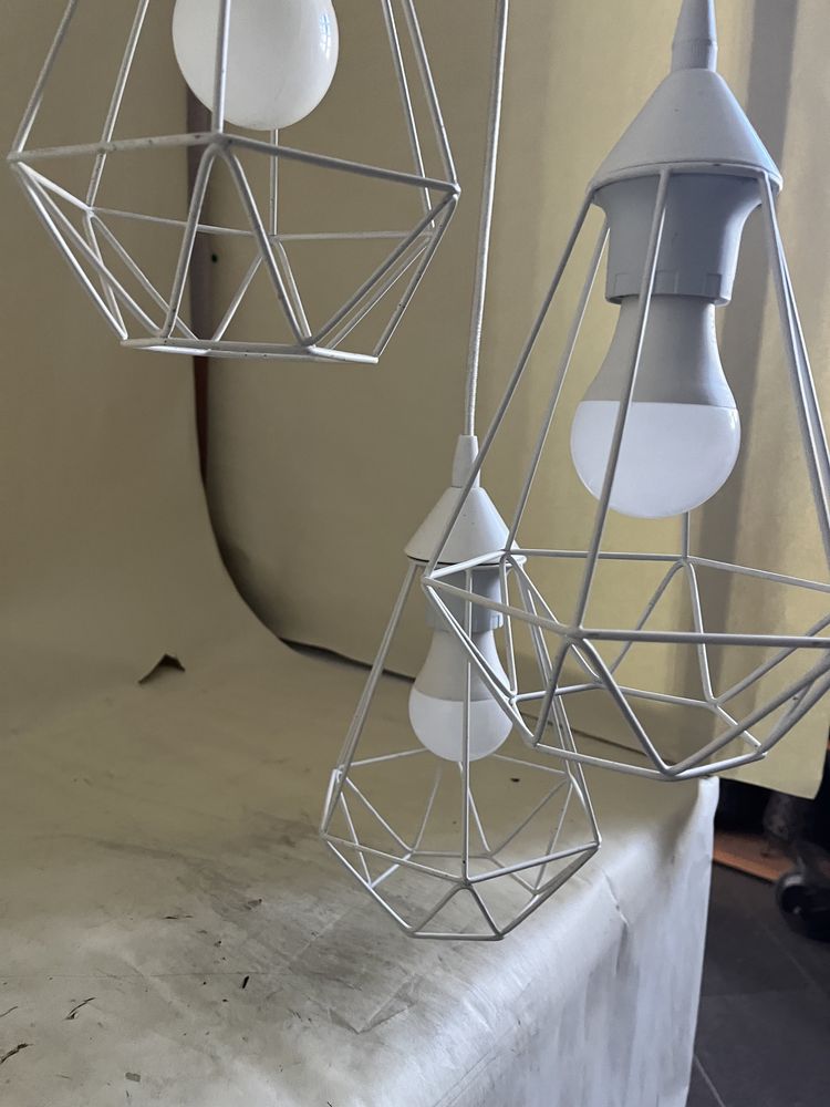 Candeeiro triplo de tecto branco impecável