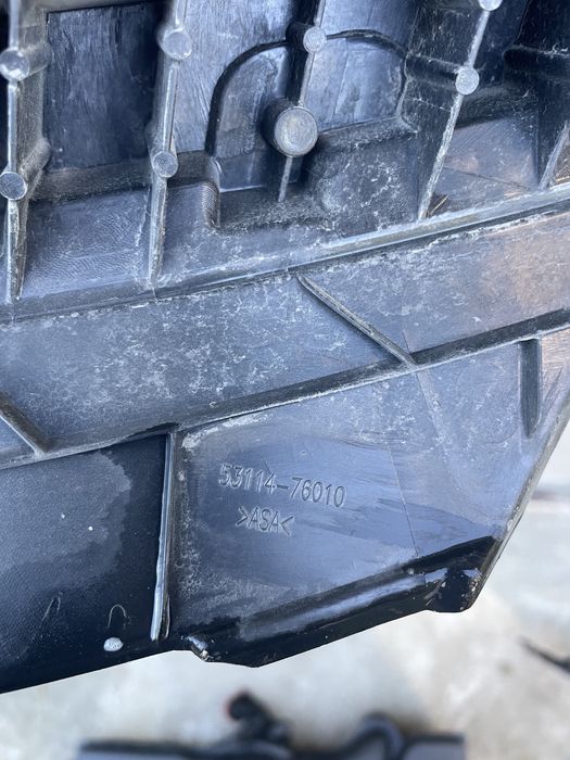 Mocowanie Wspornik Atrapy Grilla Lexus US 18- oryginał stan bdb