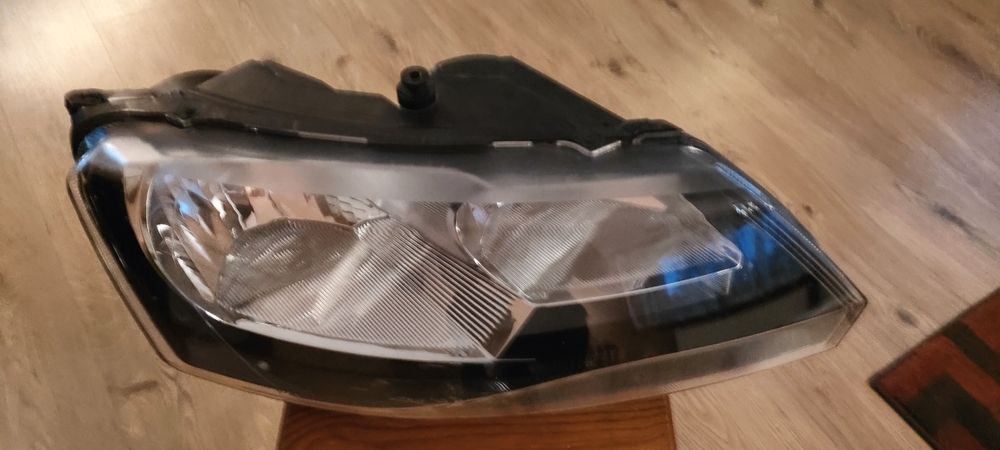 Reflektor przedni prawy zwykły skoda rapid