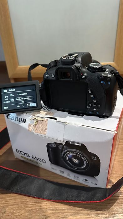 Продам фотоапарат з зеркальною камерою Canon 650D