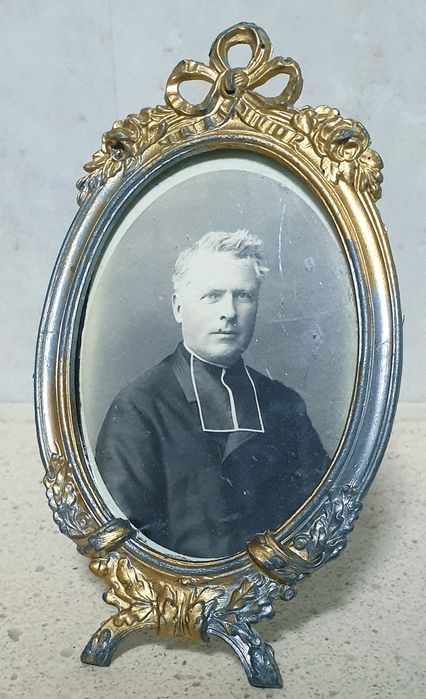 Antiga moldura D. Maria em antimónio dourado