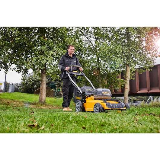 DEWALT ZESTAW Kosiarka Akumulatorowa 2x5Ah 18V DCMW564P2QW 48cm szer.