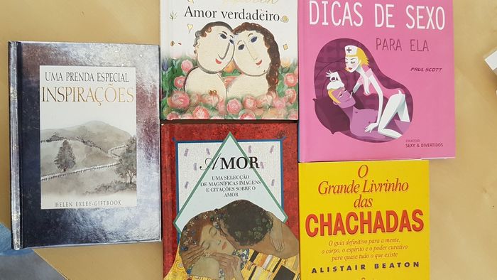 Livros variados em bom estado