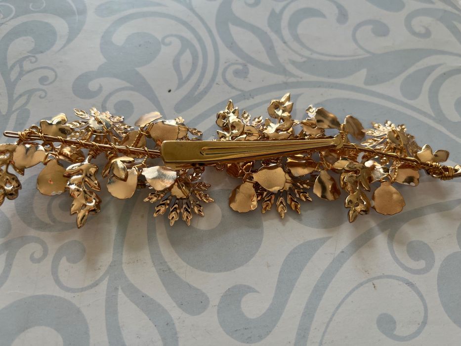 Acessório para cabelo em dourado