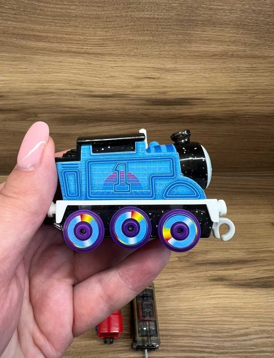 Томас і друзі паровозики (зміна кольору)  Mattel стан нових!