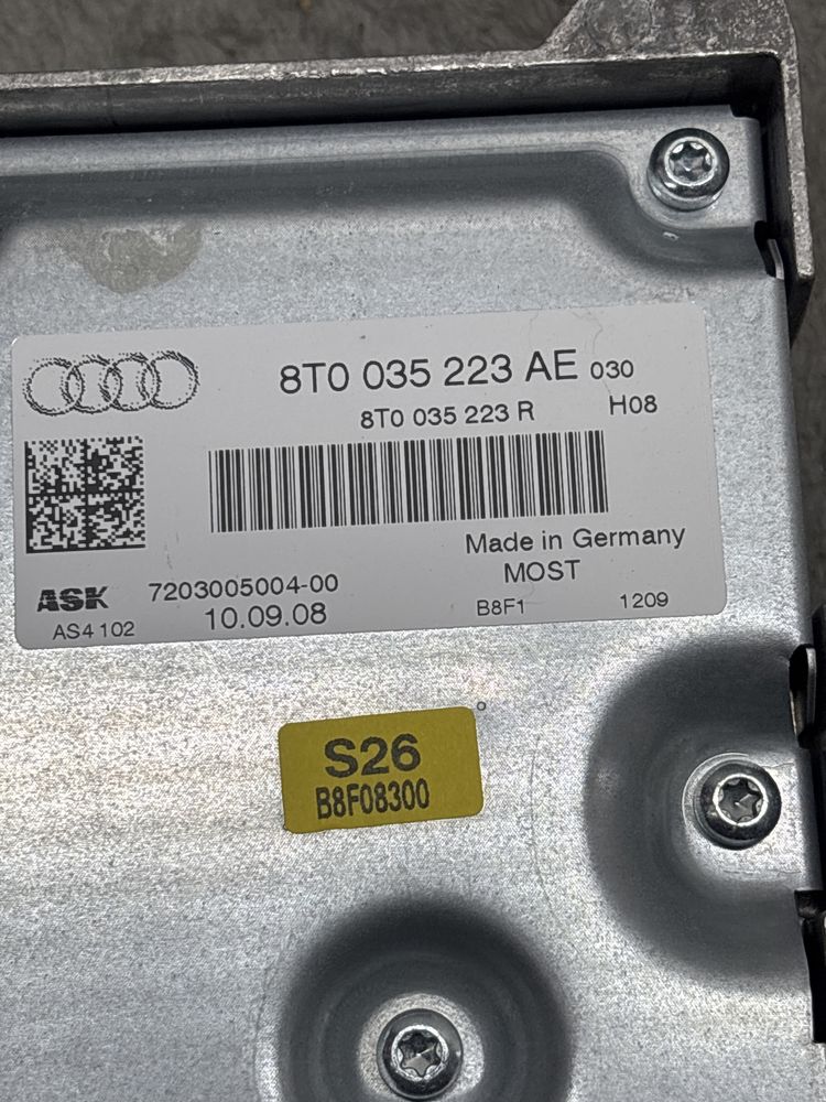 Audi a4 b8 wzmacniacz 8T0