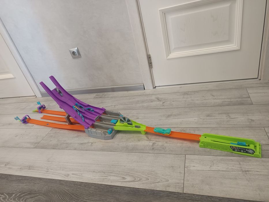 Трек Hot Wheels Блискавичні половинки Гострі леза