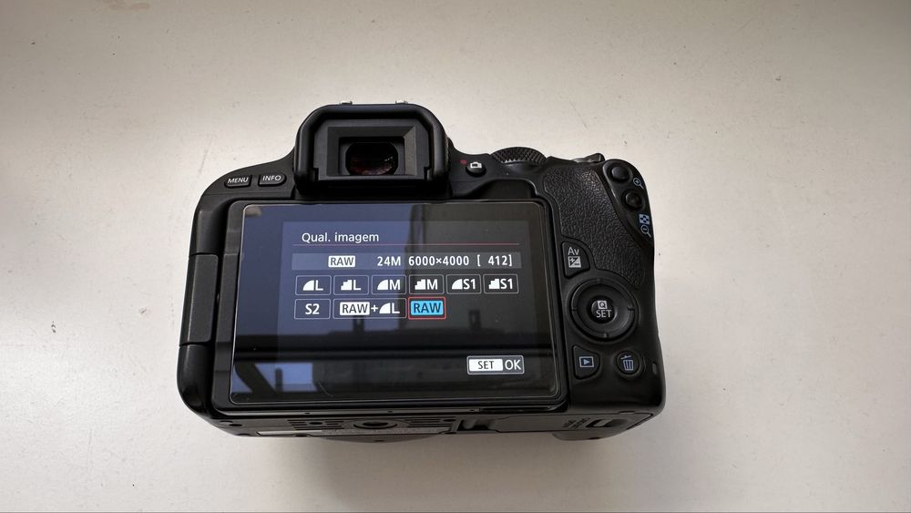 Canon 200D/SL2 + 18-55mm + 2 baterias + 2 Cartoes de memoria