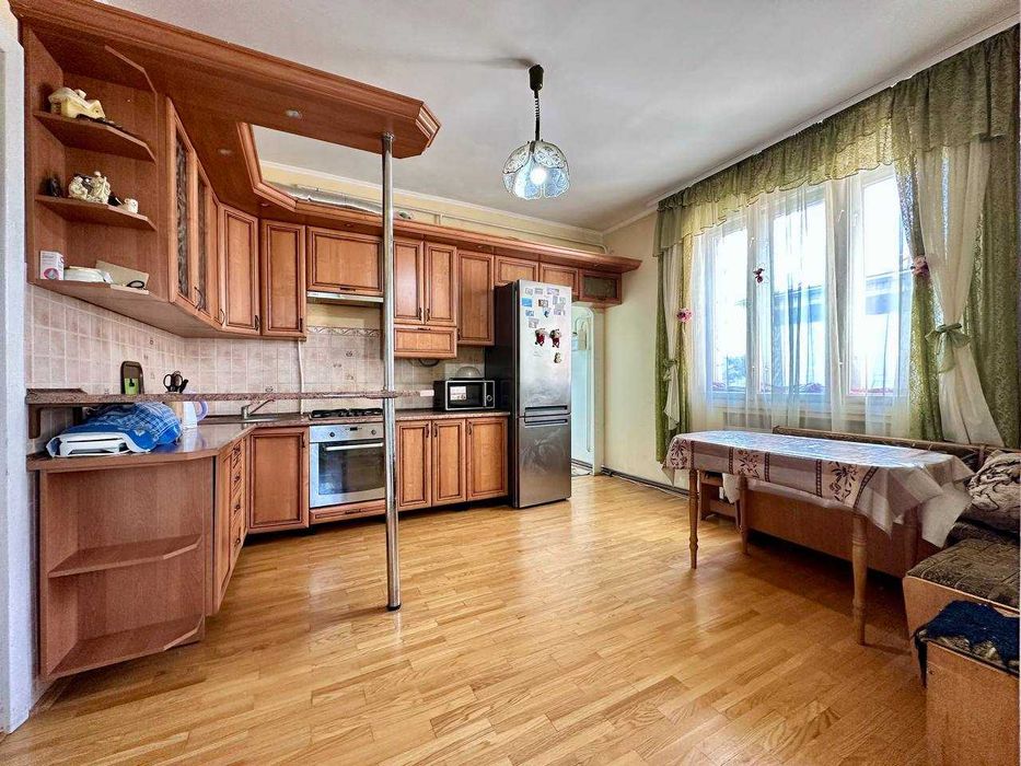 Продаж частини будинку з ділянкою у м.Дрогобич (вул. Довбуша)