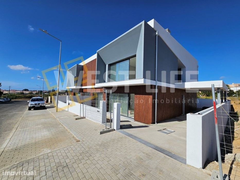 Arquitetura Contemporânea - NOVA - Moradia T4 com três suítes junto...