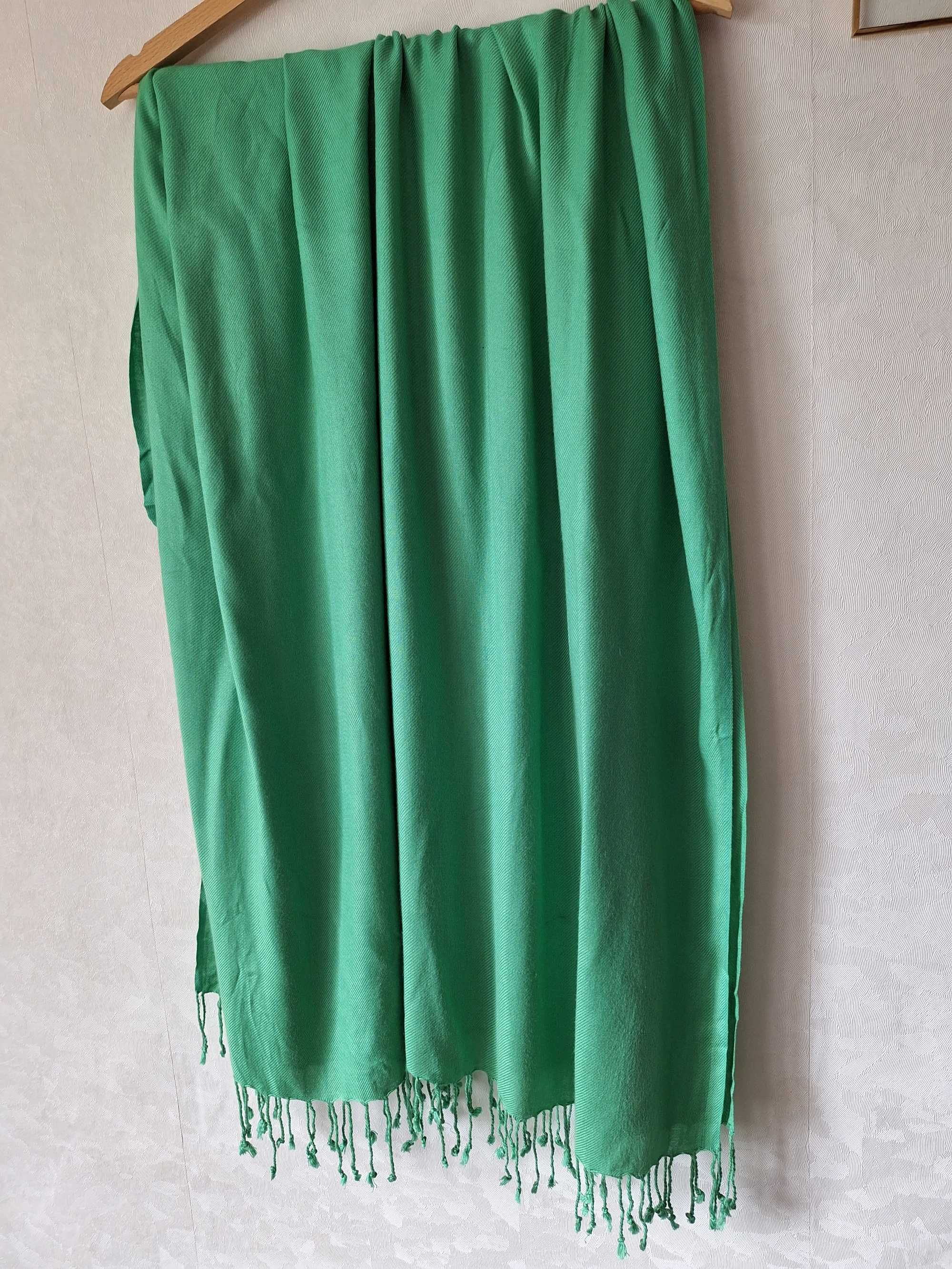 Duża zielona chusta z wiskozy szeroka jednokolorowa gładka z frędzlami